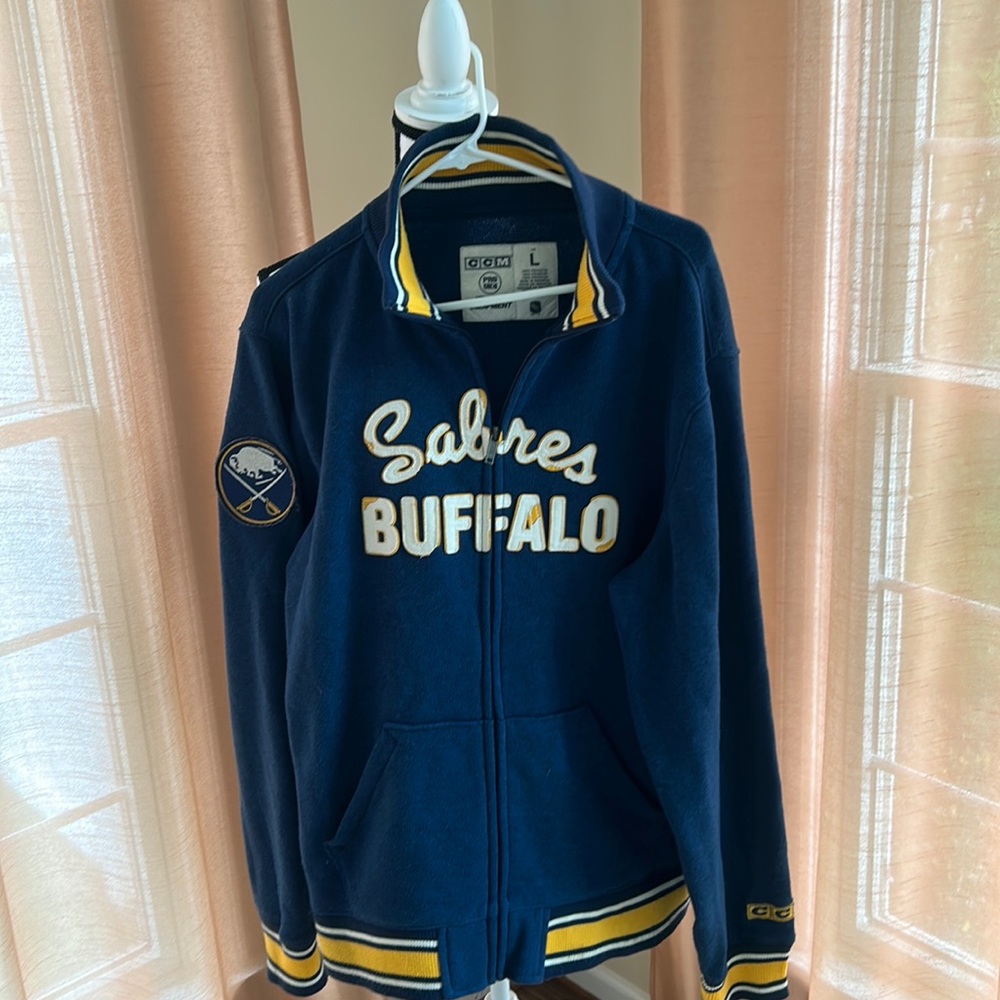 Men’s Buffalo Sabres hockey zip up sweater size L